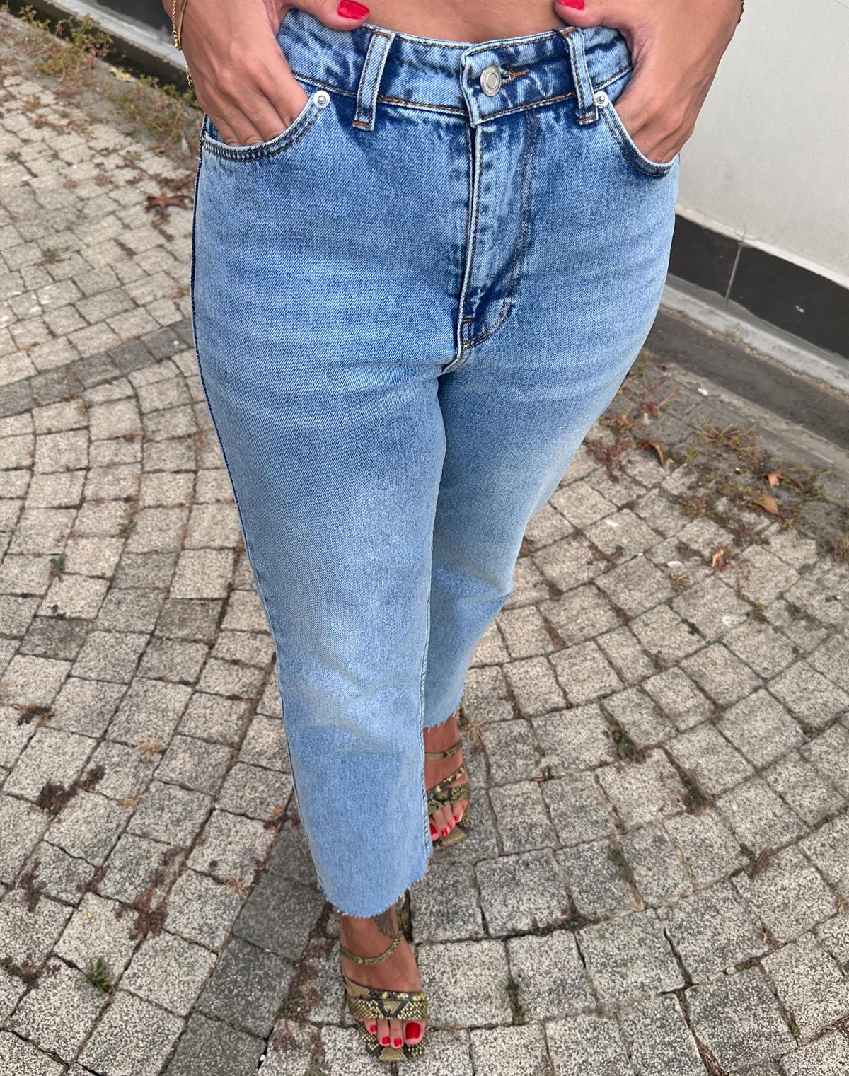 Mavi Yıkamalı Kesik Paçalı Jean