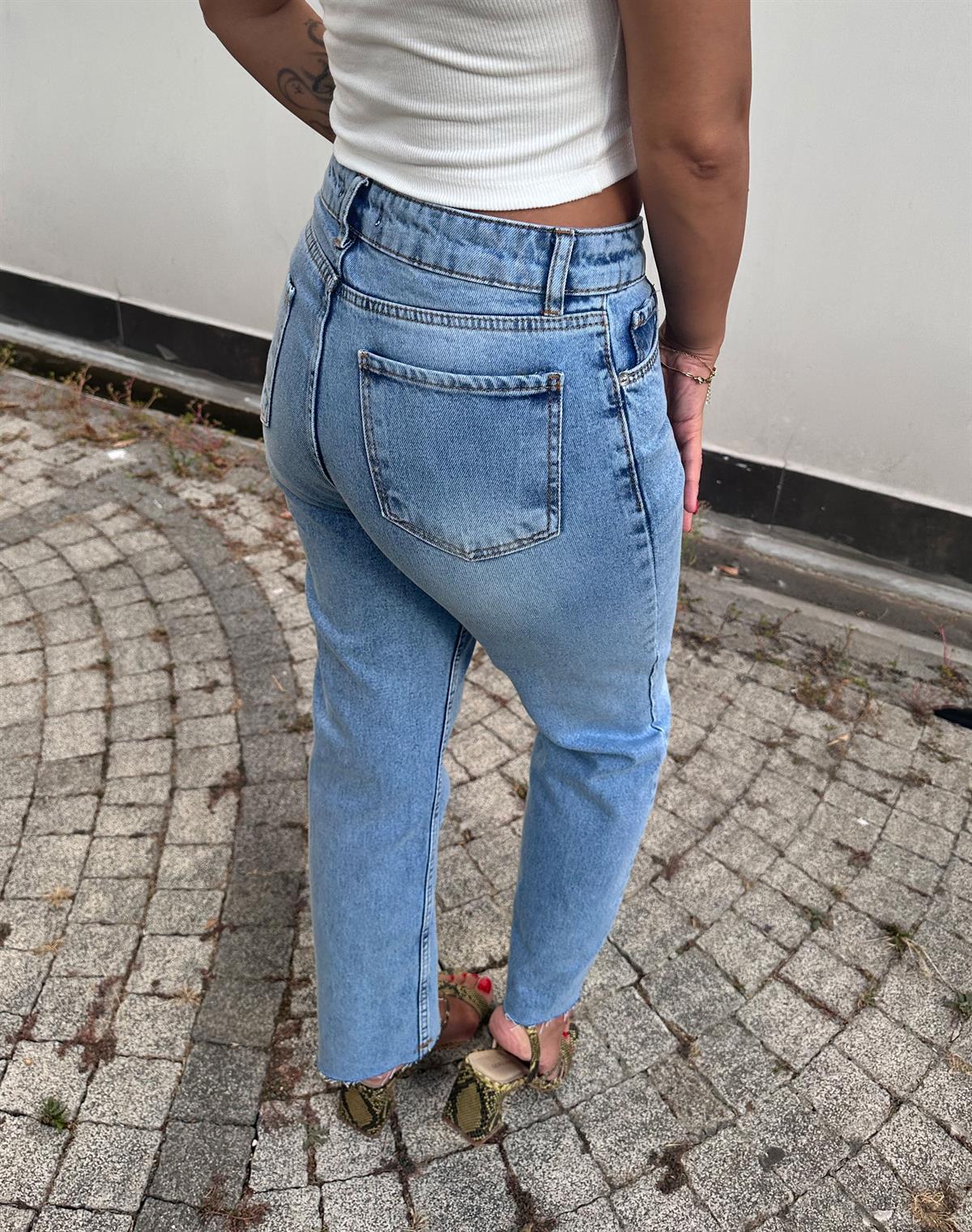 Mavi Yıkamalı Kesik Paçalı Jean