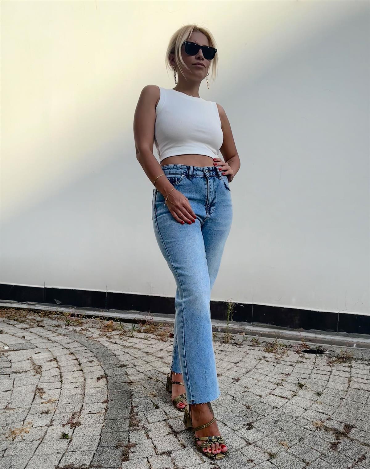 Mavi Yıkamalı Kesik Paçalı Jean