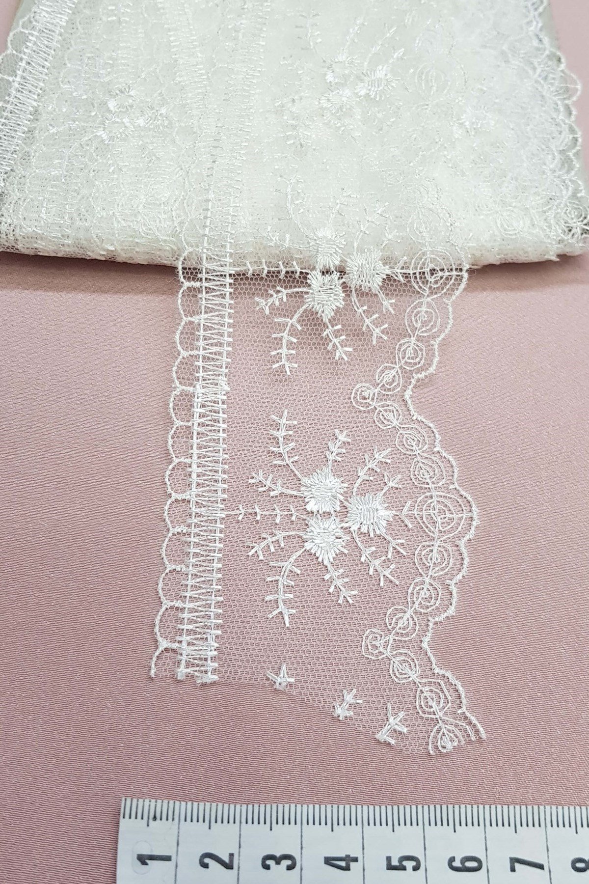 Kırık Beyaz Çiçek Desenli Kenar Dantel