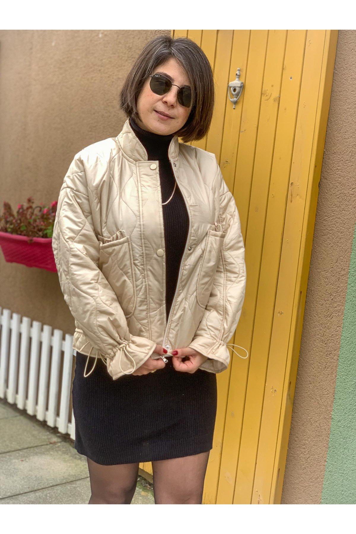 Bej Kapitone Kolları Büzülebilir Mont