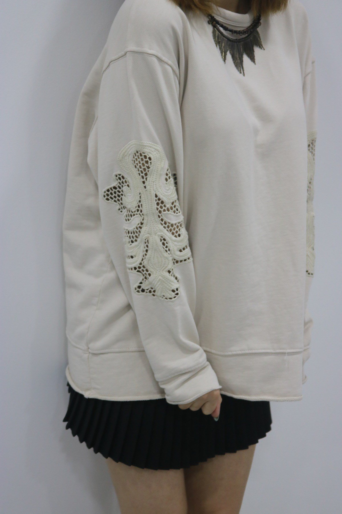 Orijinal marka kolları işlemeli sweatshirt