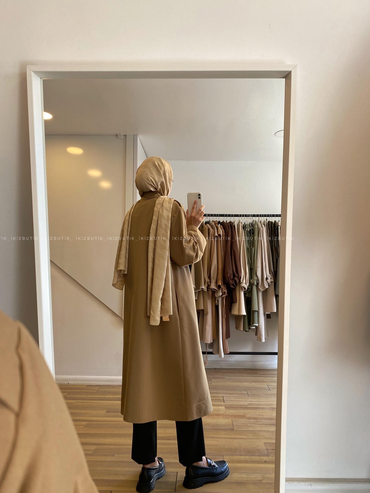 Ön rüzgarlık Detaylı Astarlı Trençkot