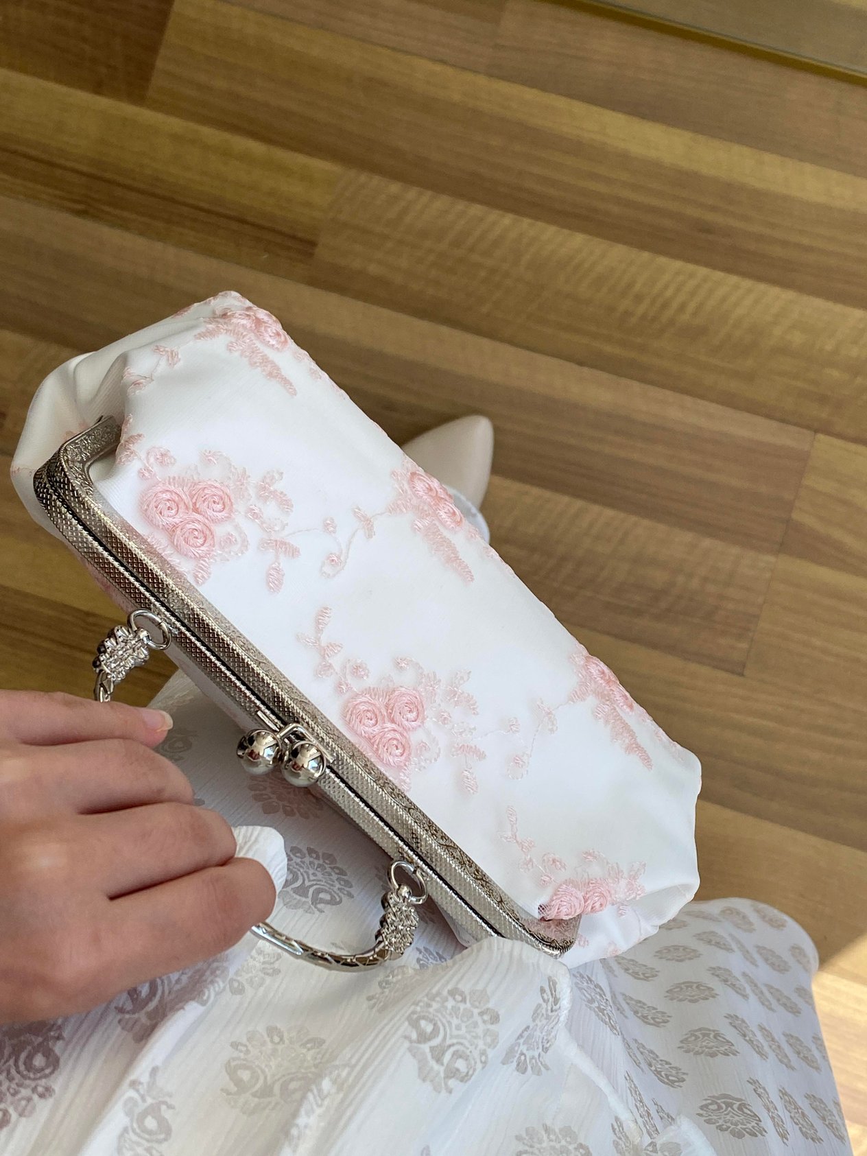 Pembe Çiçek Nakışlı Beyaz Çanta