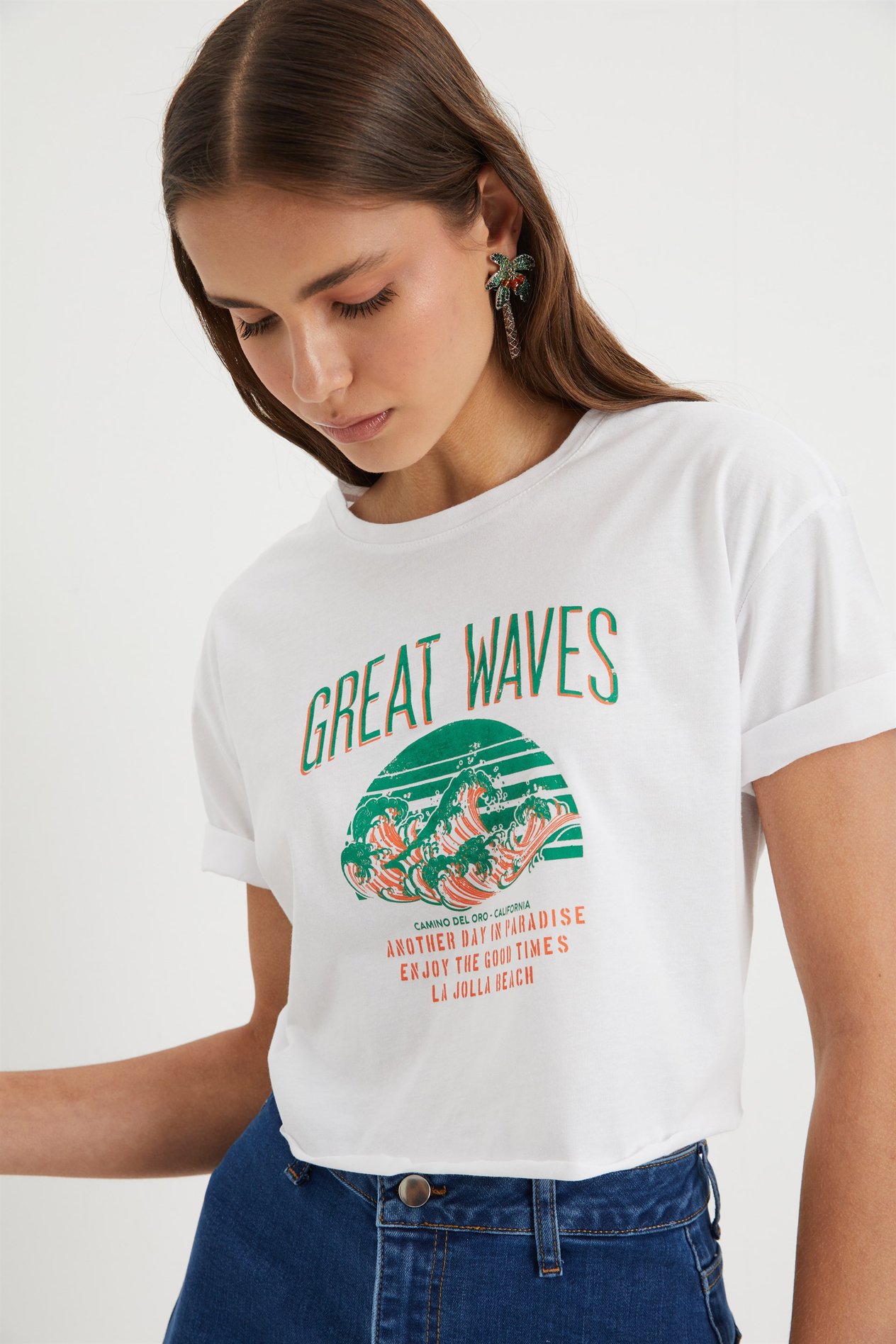 Beyaz Sırt Dekolteli Baskılı Crop Tshirt