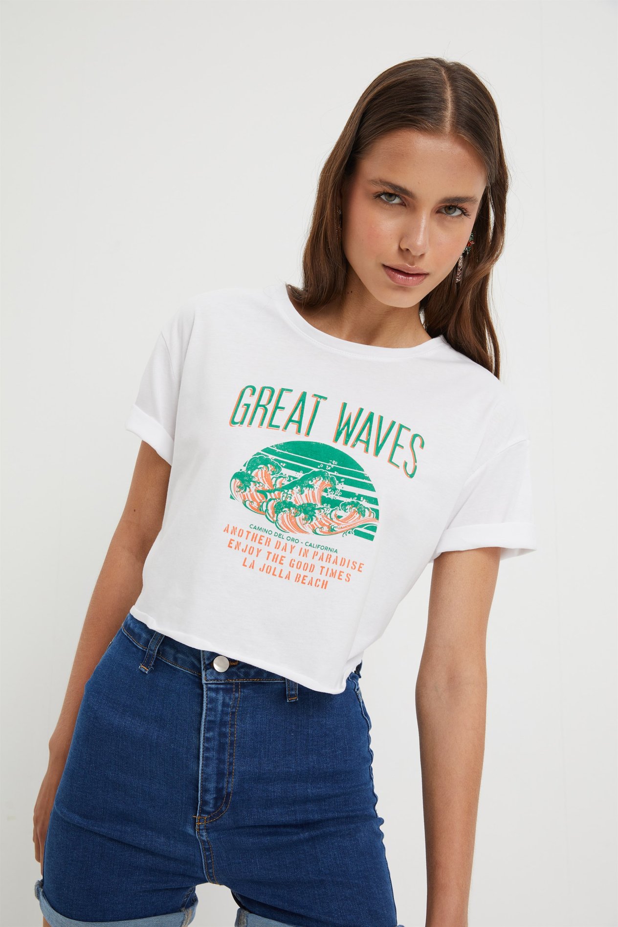 Beyaz Sırt Dekolteli Baskılı Crop Tshirt