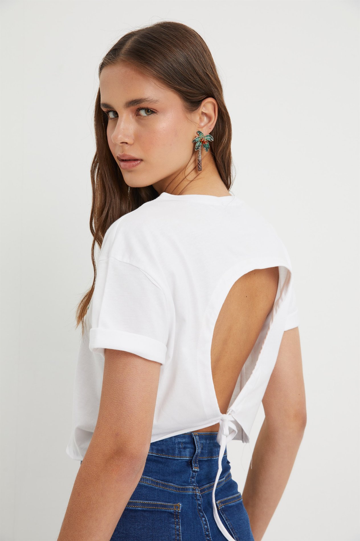 Beyaz Sırt Dekolteli Baskılı Crop Tshirt