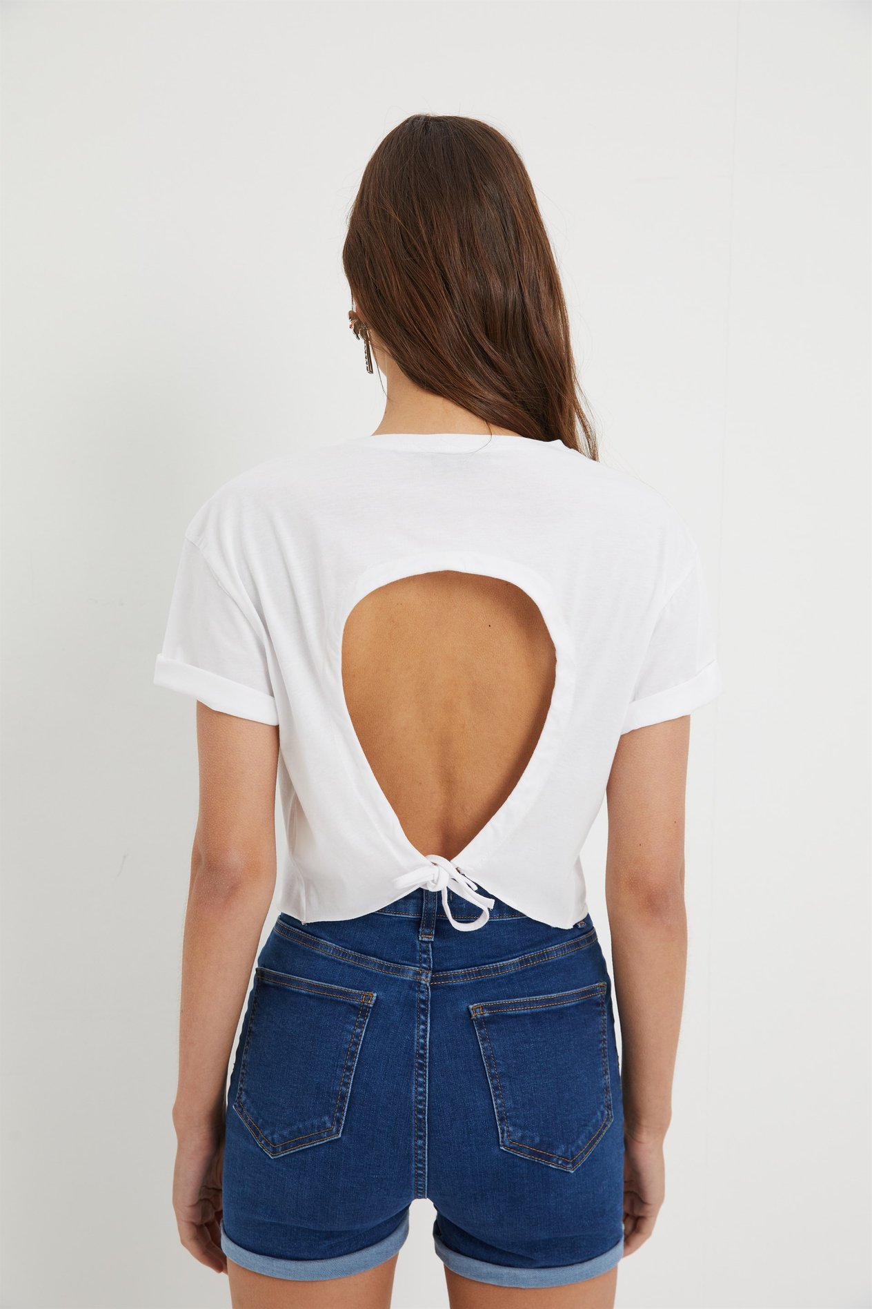 Beyaz Sırt Dekolteli Baskılı Crop Tshirt