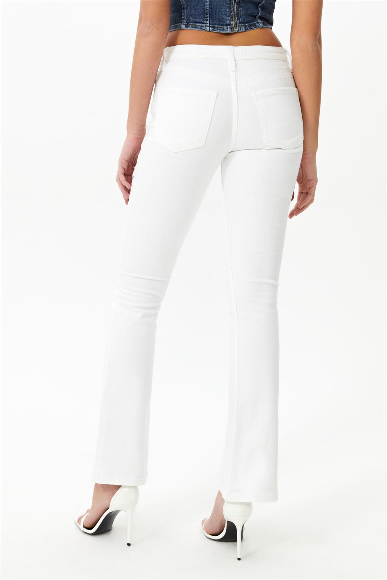 beyaz-yuksek-bel-flare-paca-esnek-jean-9a278b.jpg
