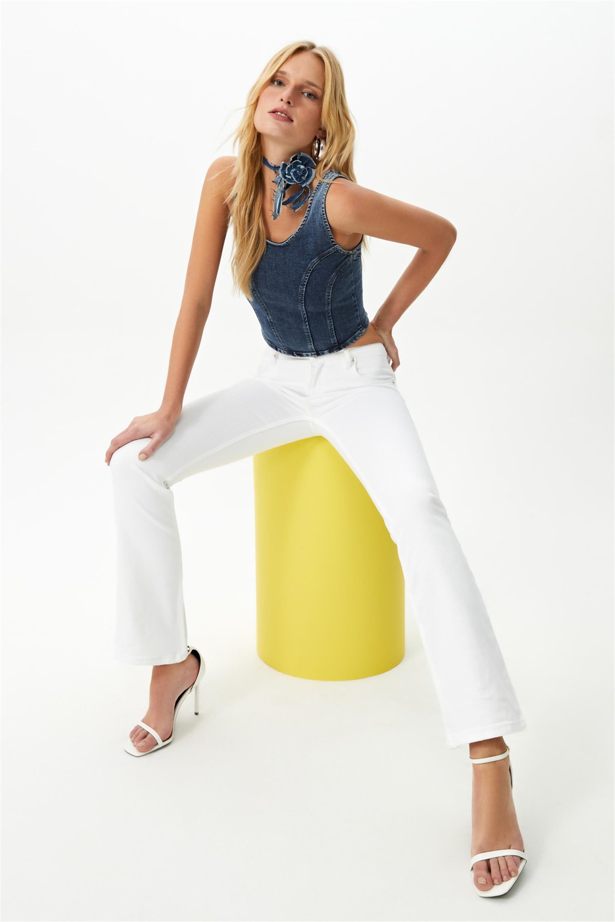 beyaz-yuksek-bel-flare-paca-esnek-jean-a-0d4a.jpg