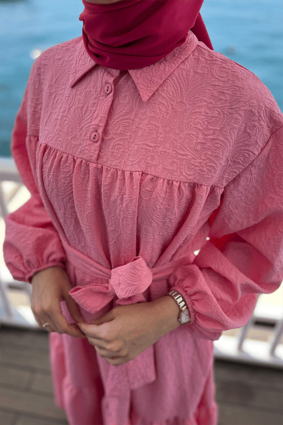 Nora Elbise Pembe
