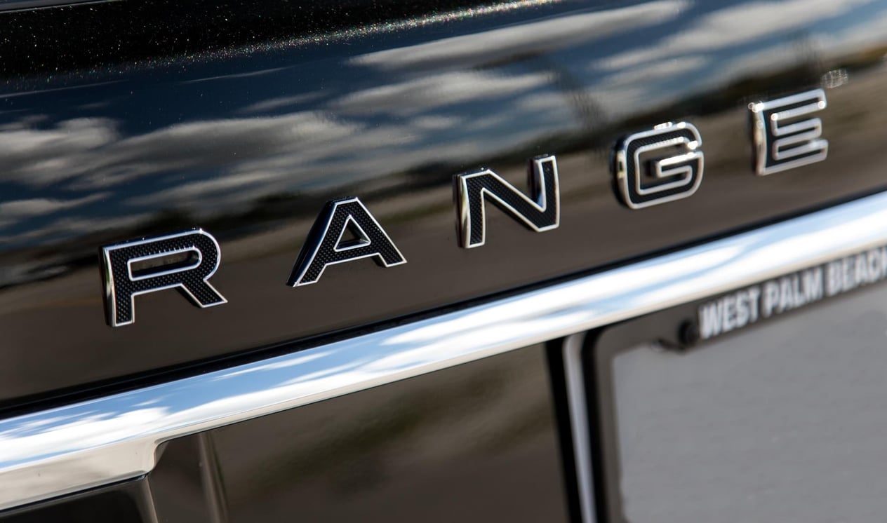 RANGE ROVER SPORT ÖN KAPUT ÜSTÜ YAZI SİYAH DESENLİ GÜMÜŞ ÇERÇEVELİ