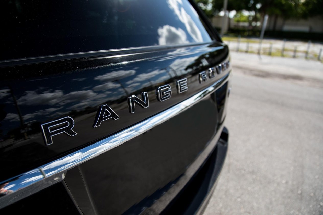 RANGE ROVER SPORT ÖN KAPUT ÜSTÜ YAZI SİYAH DESENLİ GÜMÜŞ ÇERÇEVELİ