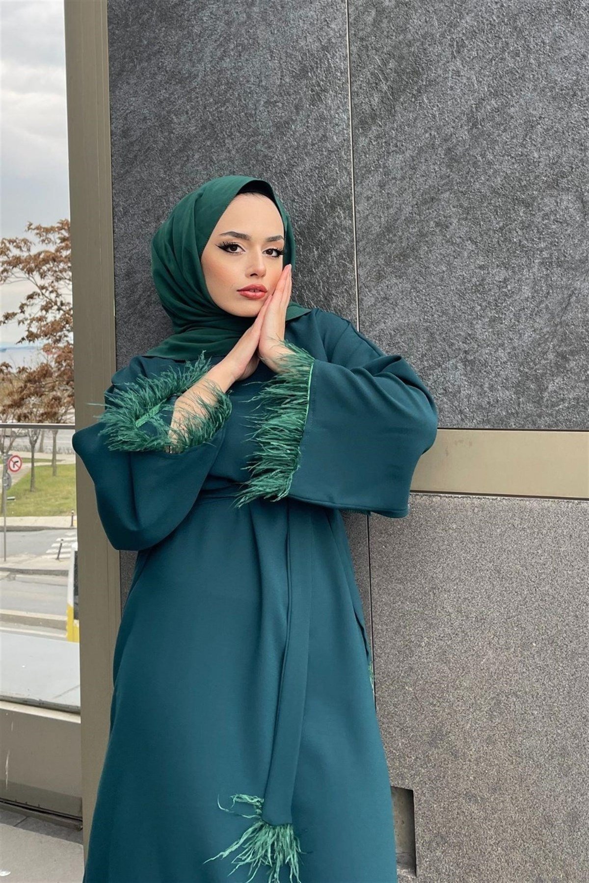 Kolları Tüylü Kuşaklı Elbise Zümrüt