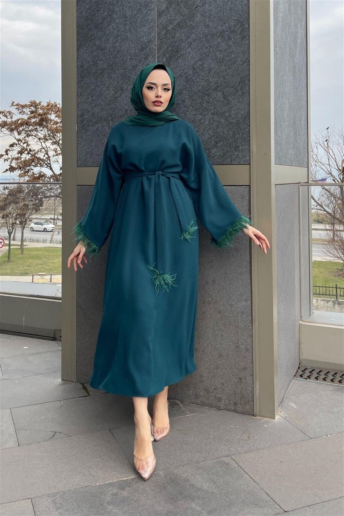 Kolları Tüylü Kuşaklı Elbise Zümrüt