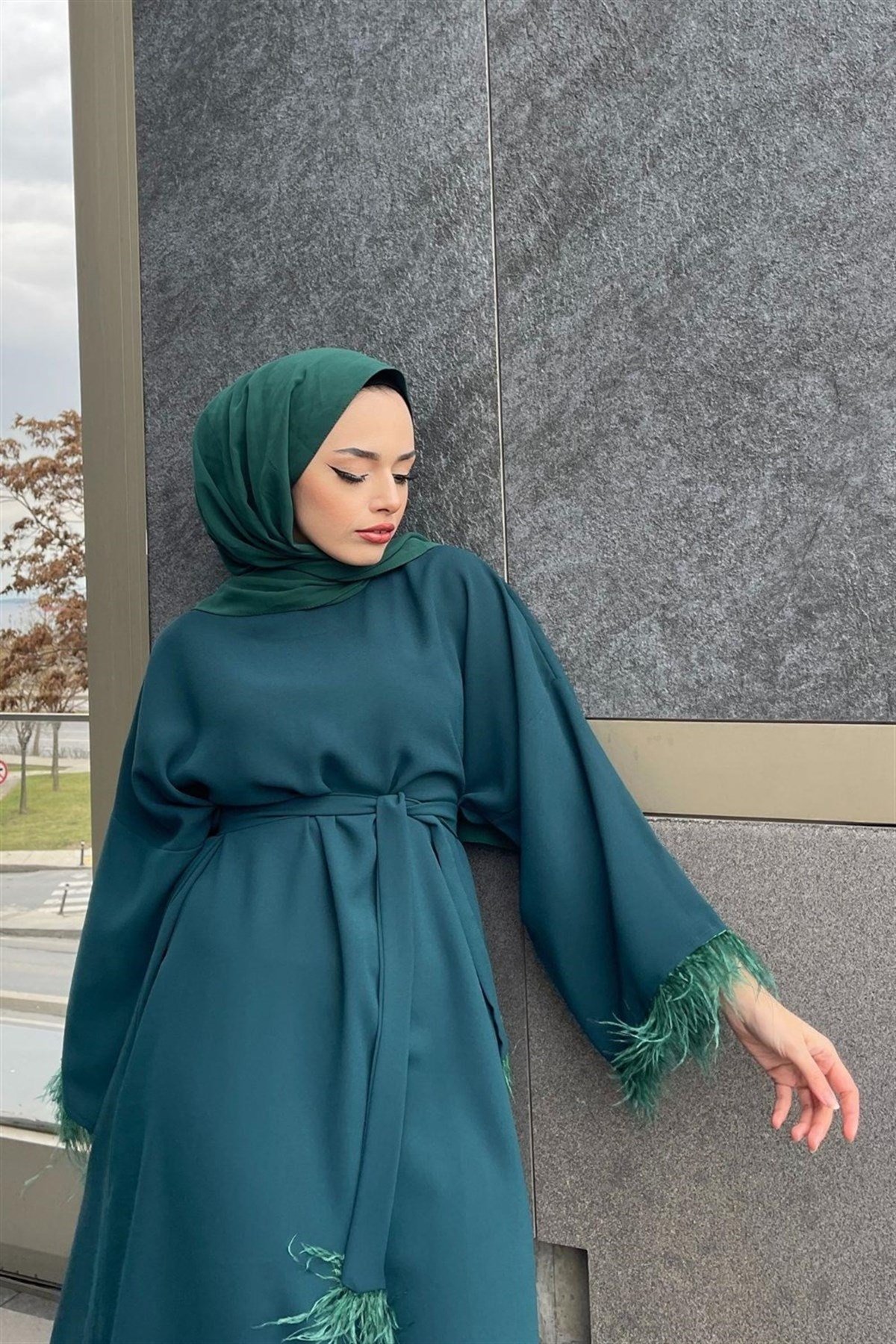 Kolları Tüylü Kuşaklı Elbise Zümrüt