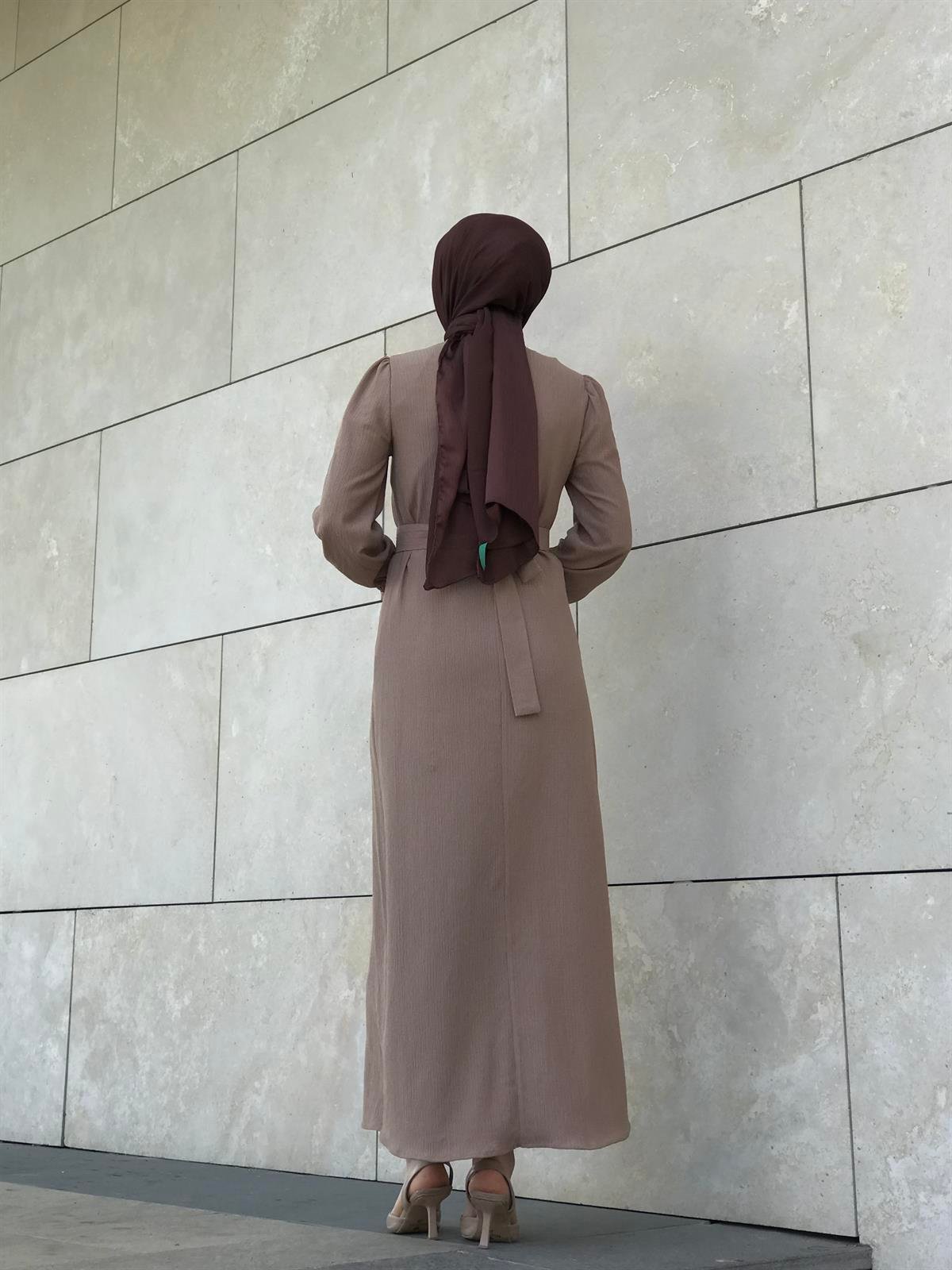 Kollları Lastikli Zincir Kemerli Bürümcük Elbise Vizon