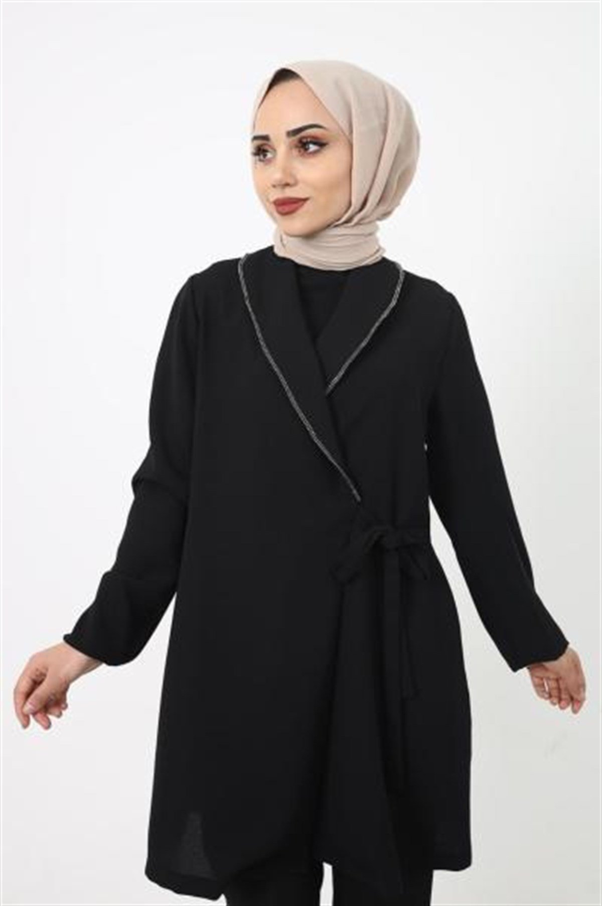 Önü İşlemeli Yandan Bağlamalı Ceket Siyah