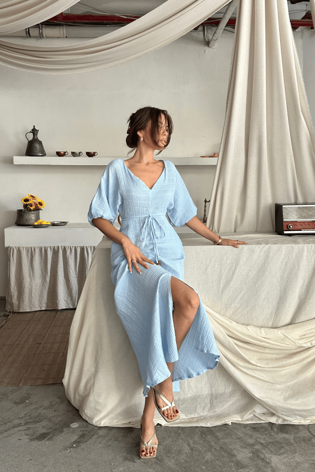 V YAKA BEL BONCUK BAĞLAMALI MÜSLİN ELBİSE YIRTMAÇ DETAYLI - Bebe Mavi