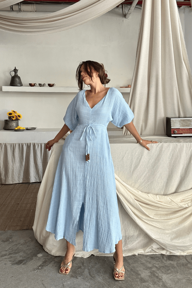 V YAKA BEL BONCUK BAĞLAMALI MÜSLİN ELBİSE YIRTMAÇ DETAYLI - Bebe Mavi