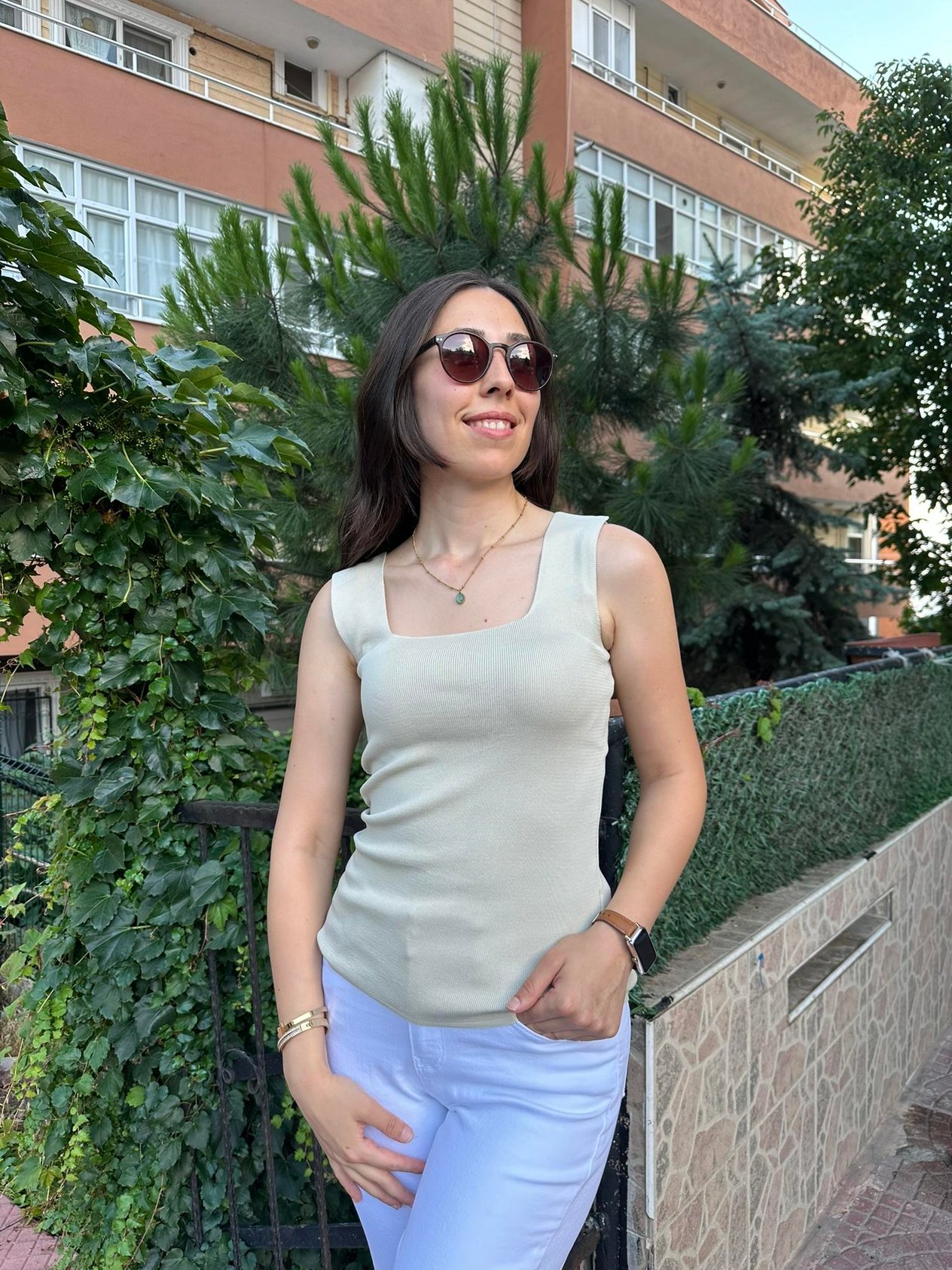TAŞ RENGİ KARE YAKA TRİKO