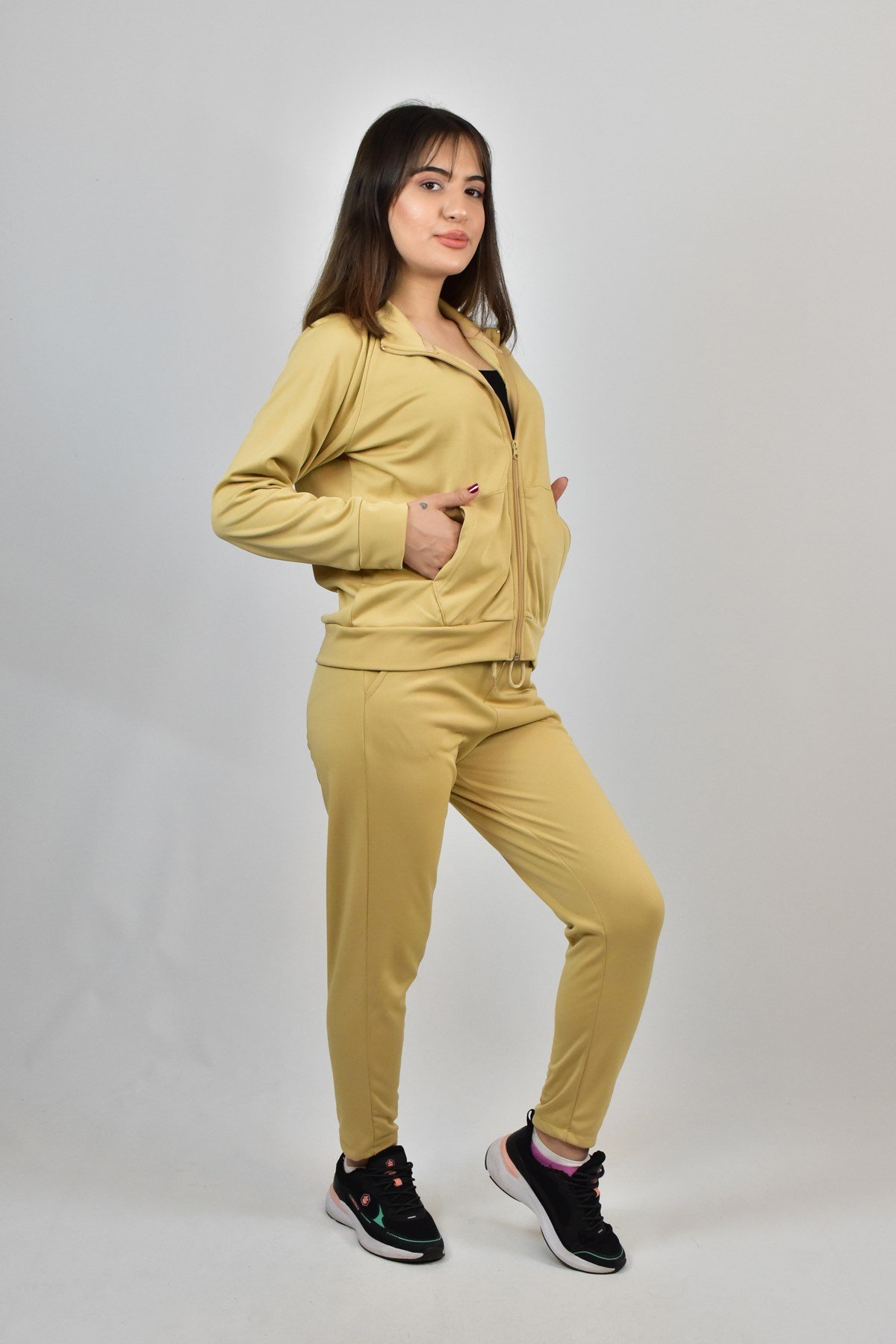AKAT DİK YAKA LASTİKSİZ EŞOFMAN TAKIMI EKRU