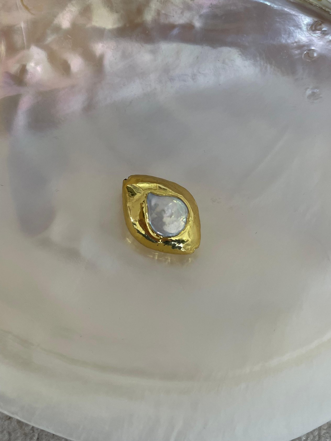 OVAL GOLD SEDEF KOLYE UCU