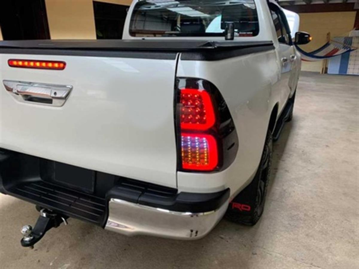TOYOTA HILUX REVO 2016+ İÇİN UYUMLU LED SMOKE STOP