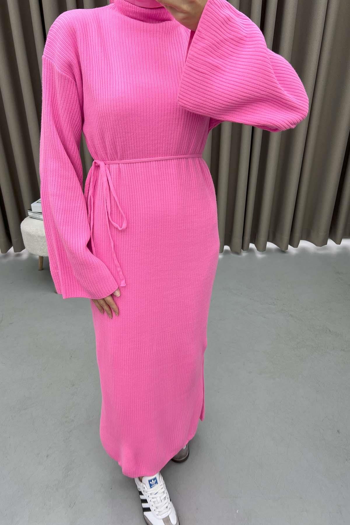 Dik Yaka Triko Elbise Pembe