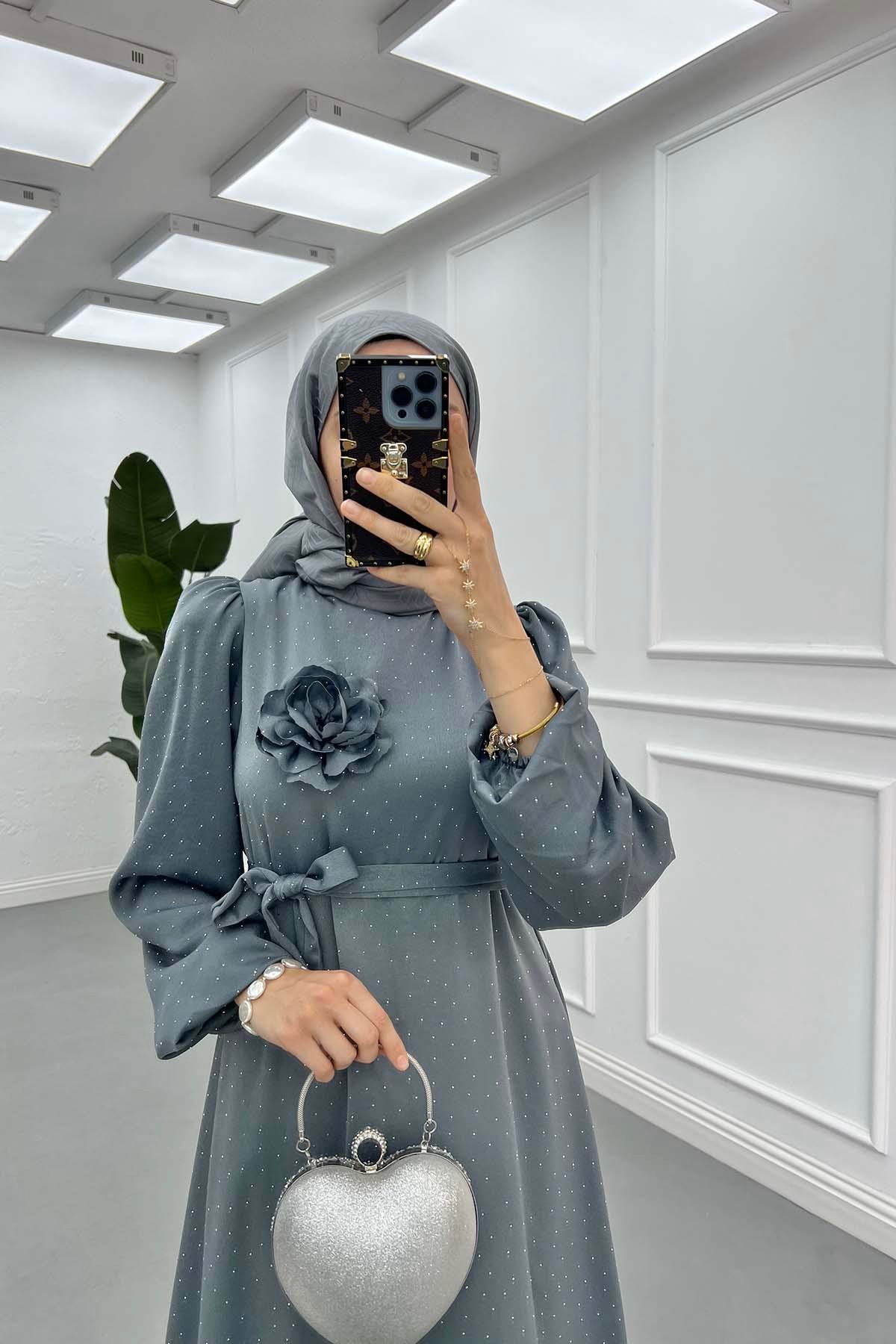 Gül Broşlu Taşlı Elbise Gri