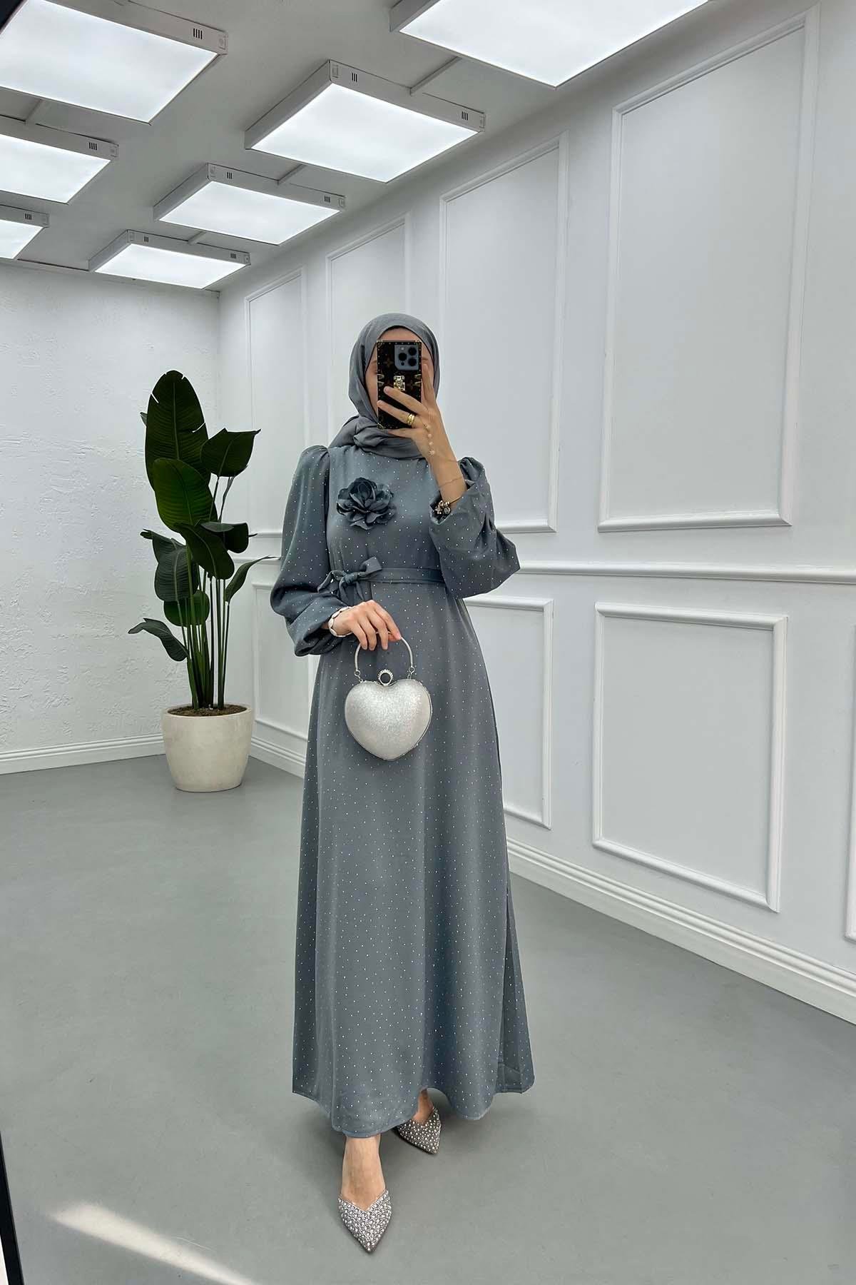 Gül Broşlu Taşlı Elbise Gri