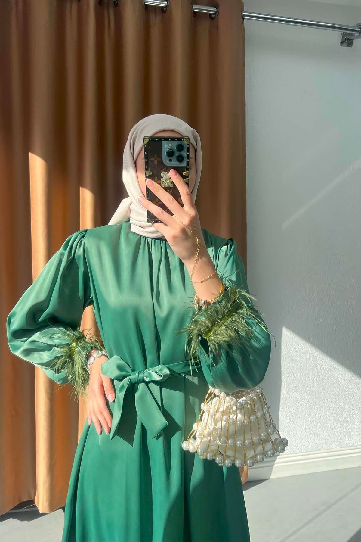 Kolları Tüy Detaylı Saten Elbise Yeşil