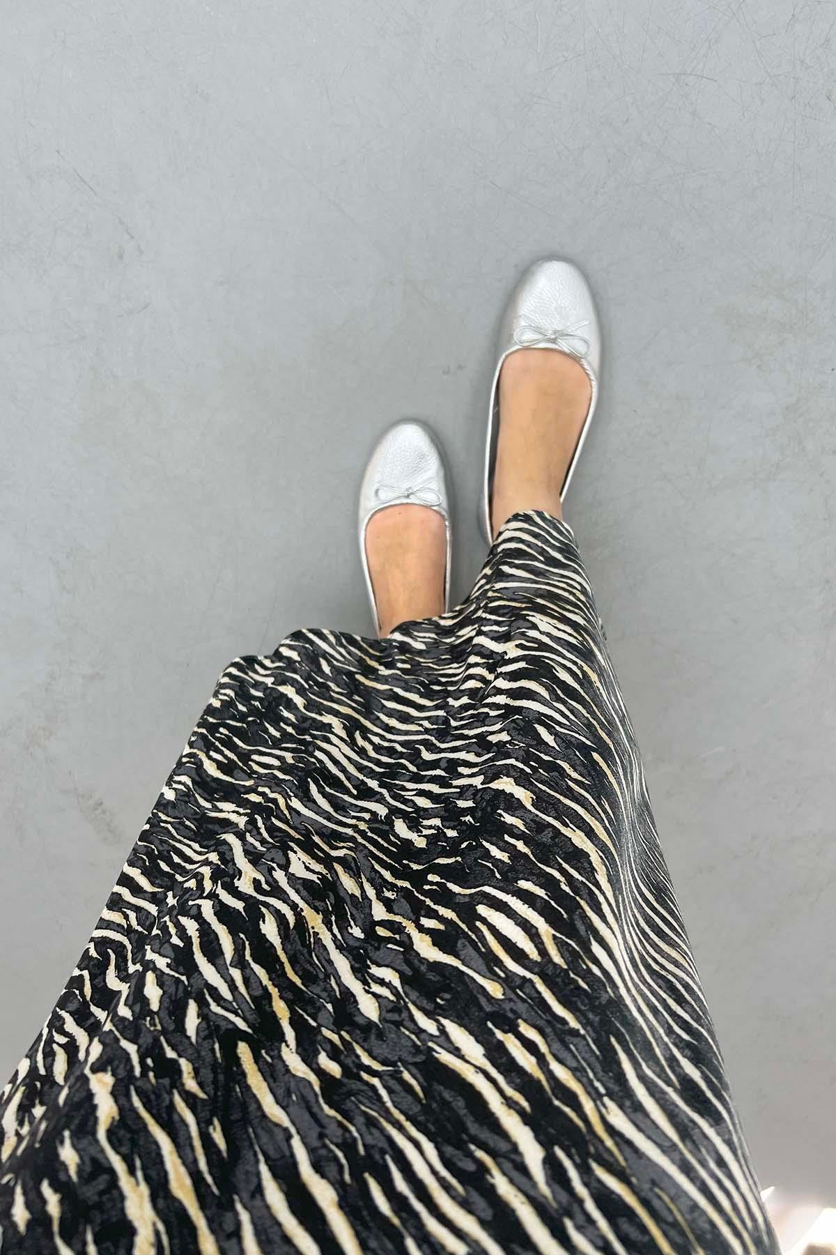 Zebra Desenli Parlak Etek Siyah