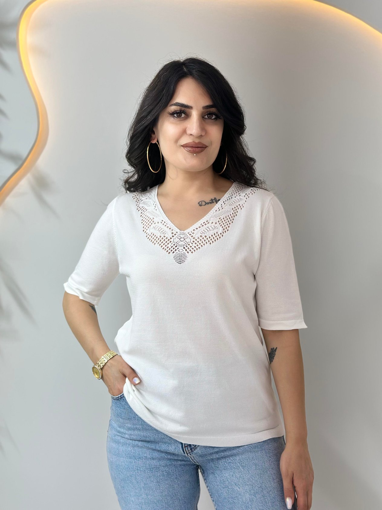 Beyaz  V Yaka Dantel İşleme Yarım Kol Tshirt Bluz A021