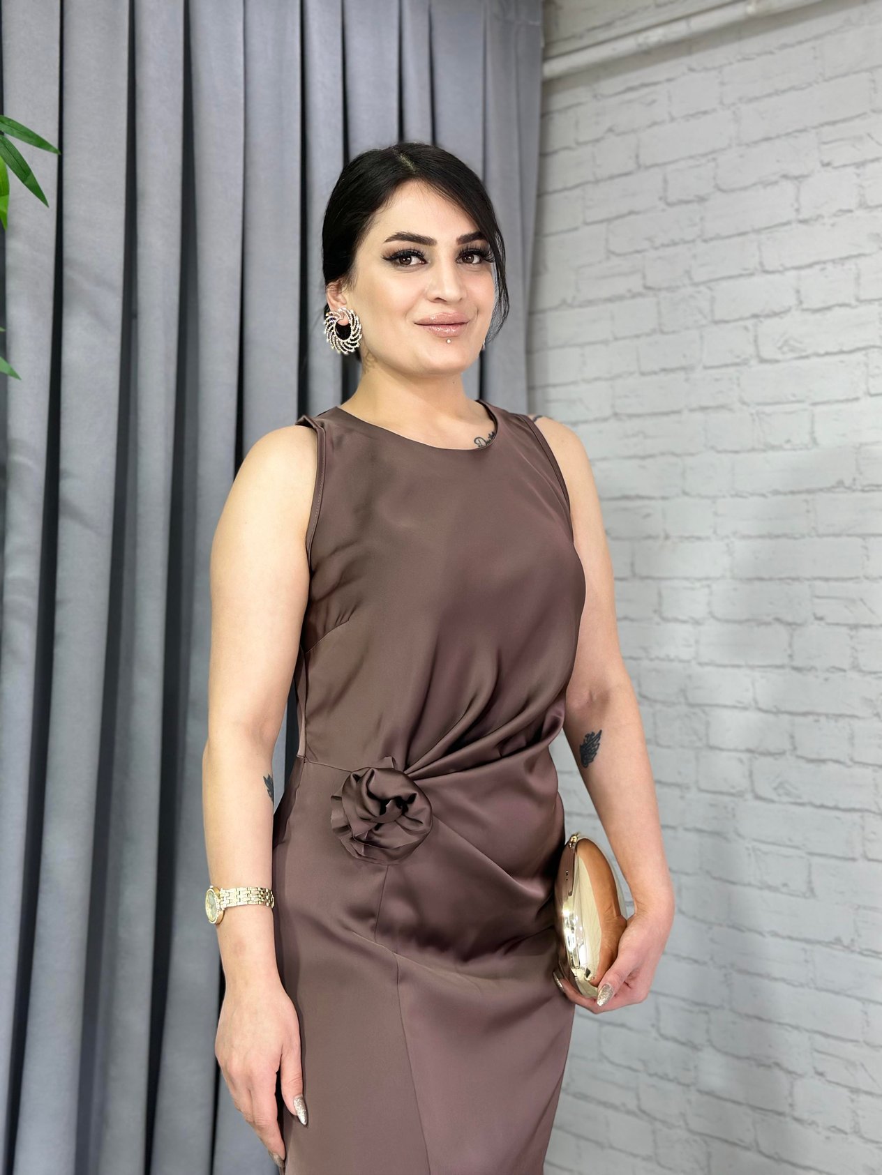 Kahve Bisiklet Yaka Gül Broş Detaylı Yırtmaçlı Saten Elbise A014  