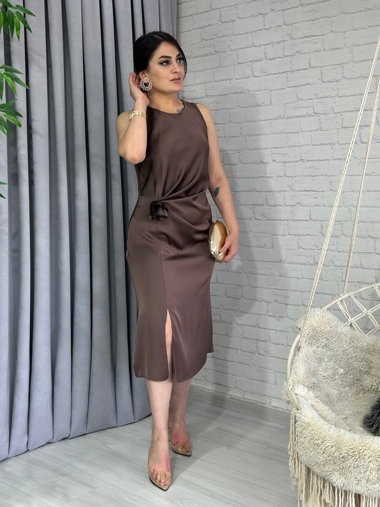 Kahve Bisiklet Yaka Gül Broş Detaylı Yırtmaçlı Saten Elbise A014  