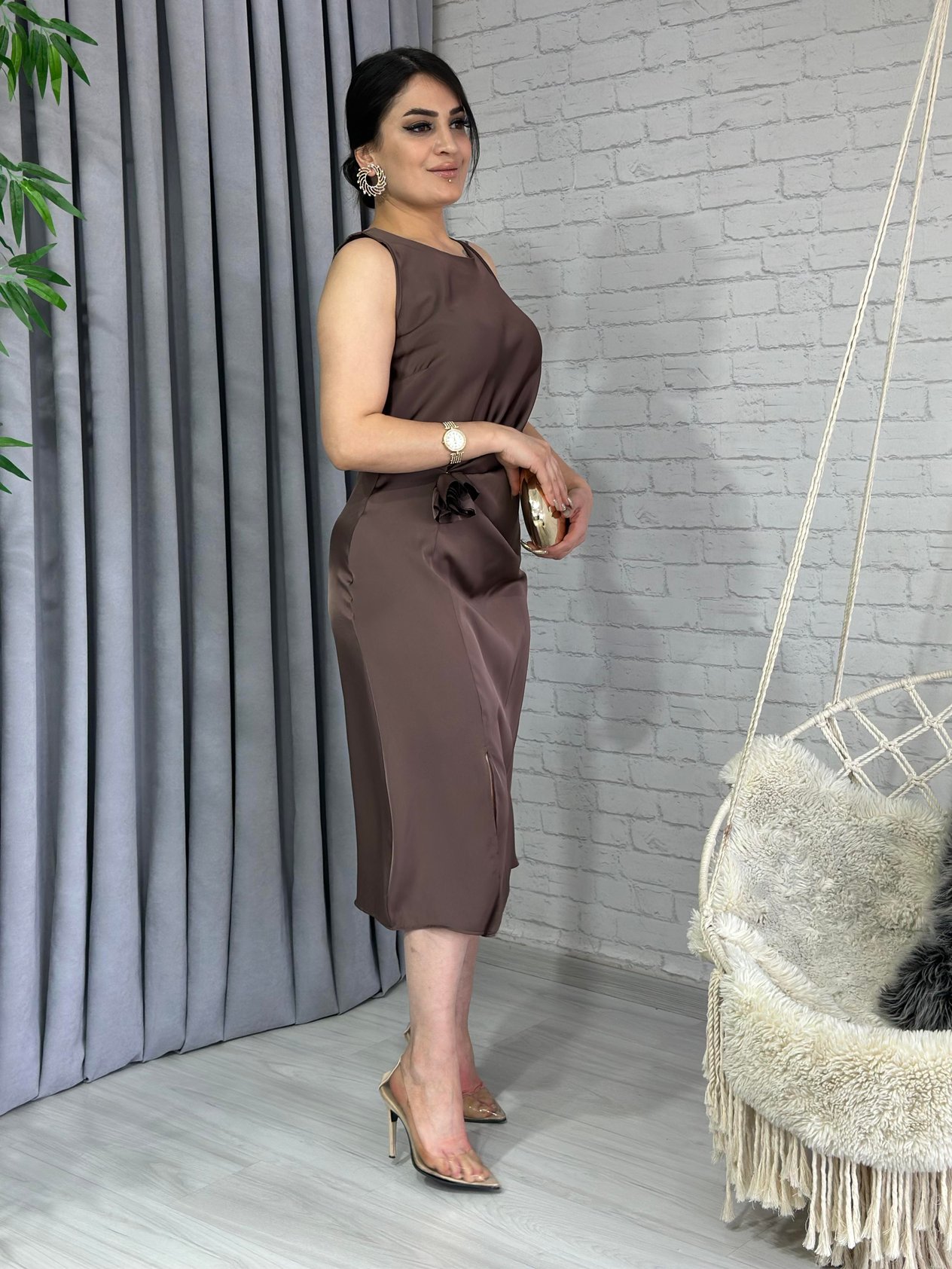 Kahve Bisiklet Yaka Gül Broş Detaylı Yırtmaçlı Saten Elbise A014  