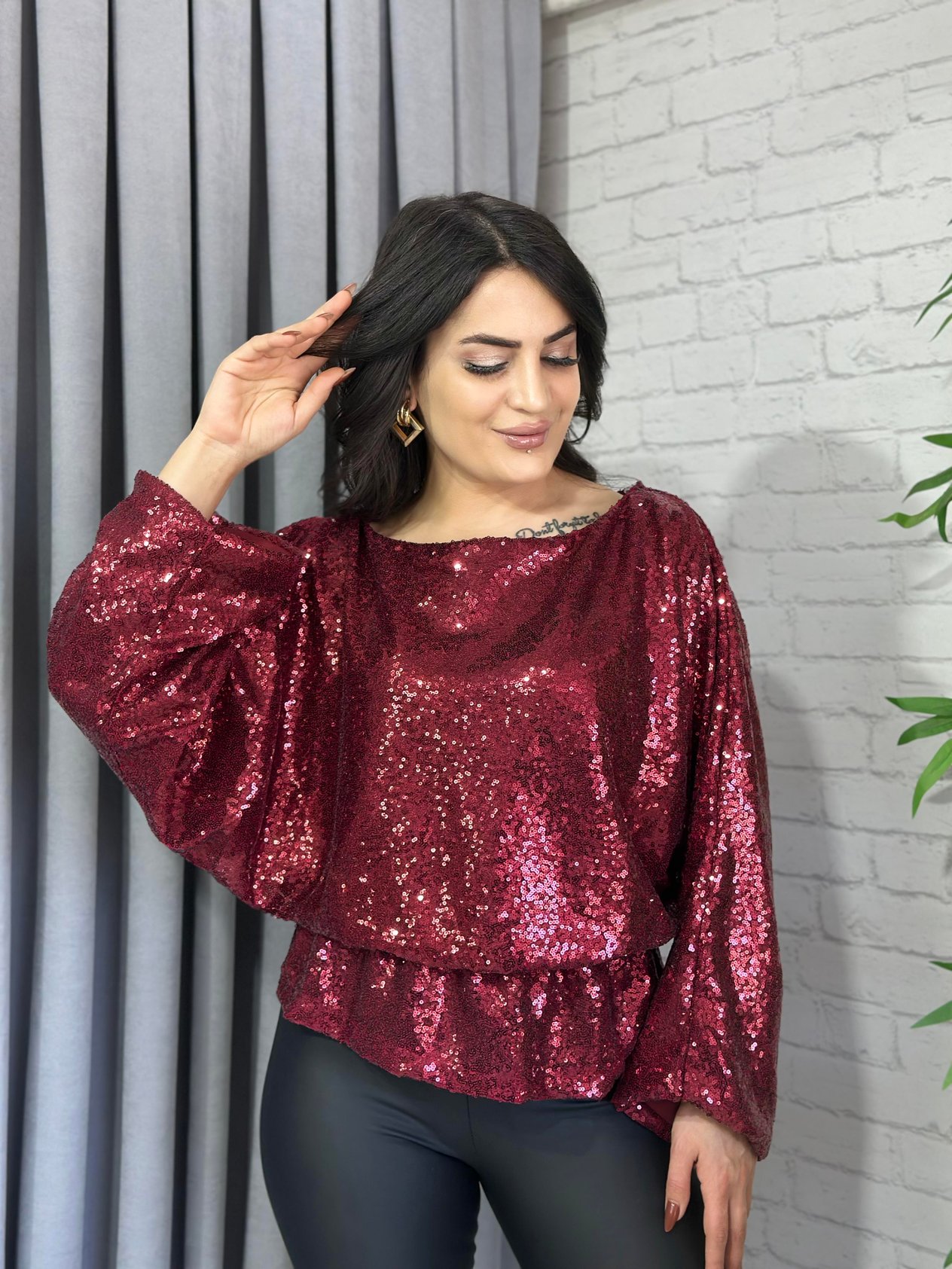 Kırmızı Pul Detaylı  Bel Lastikli Bluz 