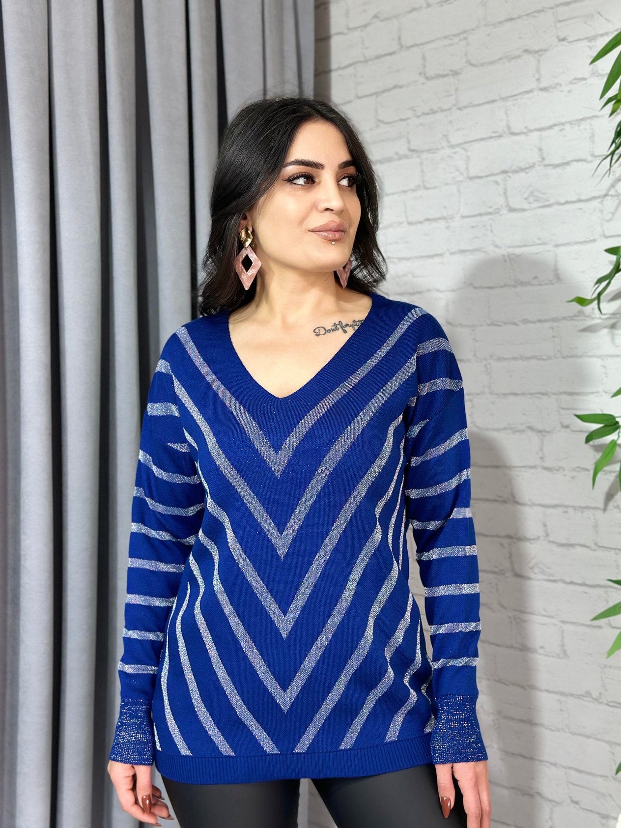 Saks Mavi Simli Şeritli V Yaka Triko kazak 