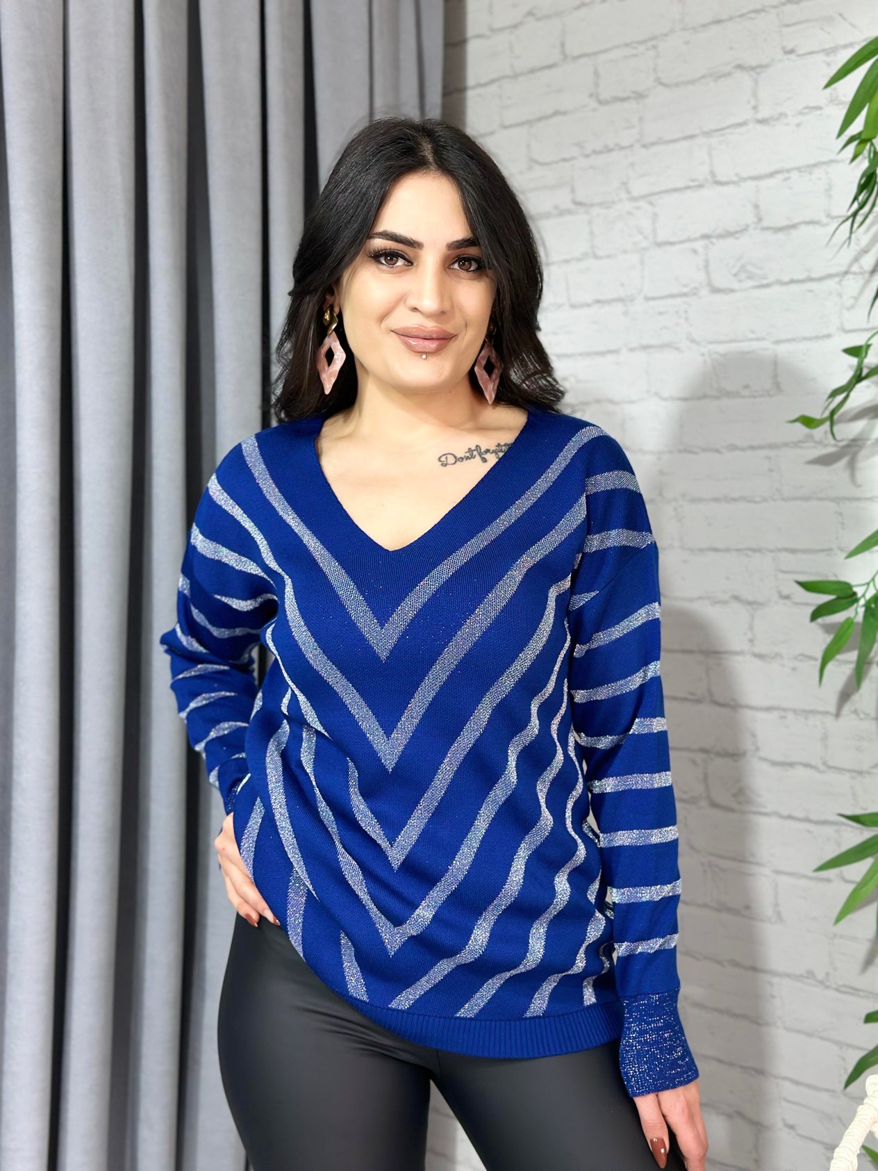 Saks Mavi Simli Şeritli V Yaka Triko kazak 