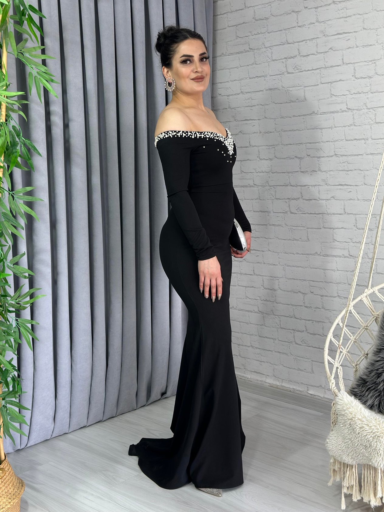 Siyah İnci Madonna Yaka Krep Kumaş Kuyruklu Abiye Elbise A022