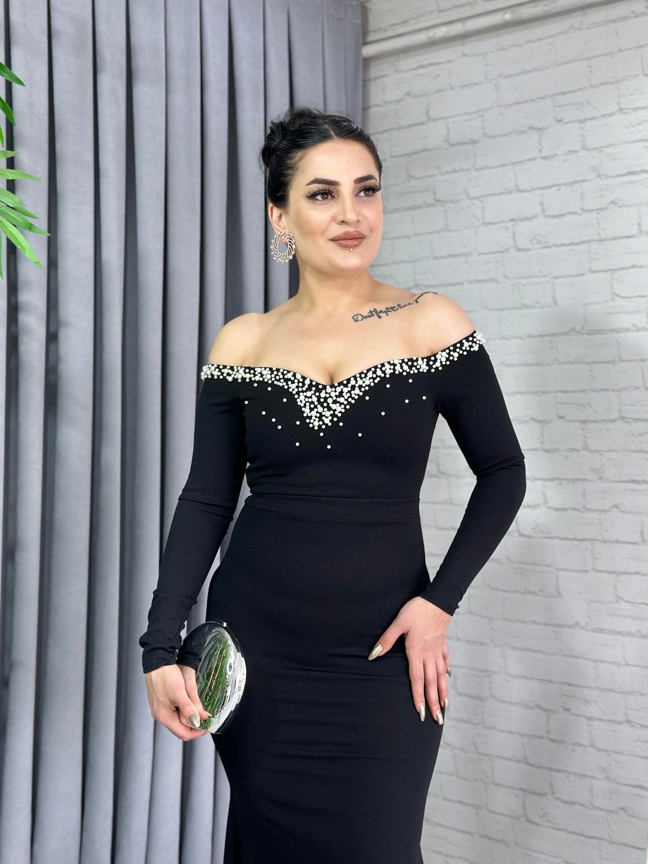 Siyah İnci Madonna Yaka Krep Kumaş Kuyruklu Abiye Elbise A022