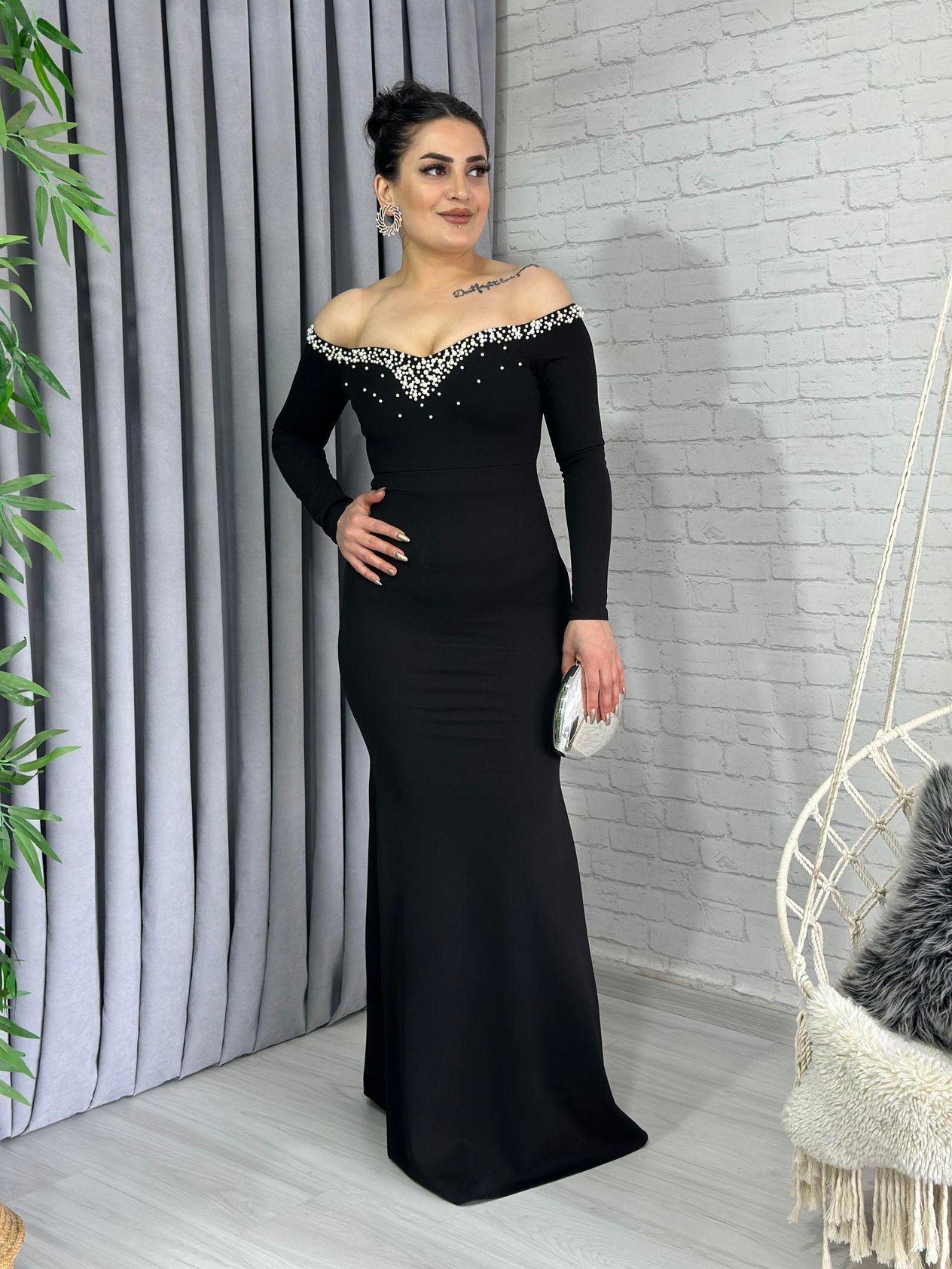 Siyah İnci Madonna Yaka Krep Kumaş Kuyruklu Abiye Elbise A022