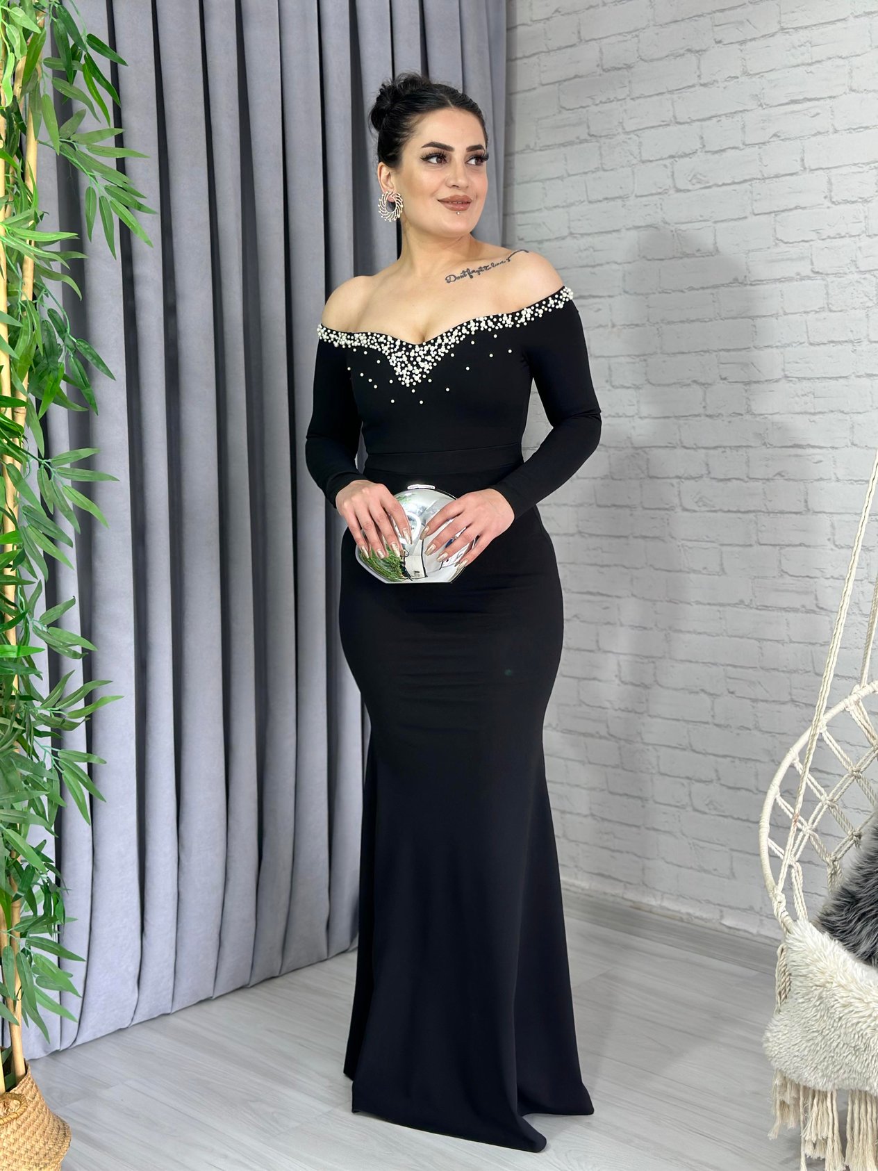 Siyah İnci Madonna Yaka Krep Kumaş Kuyruklu Abiye Elbise A022