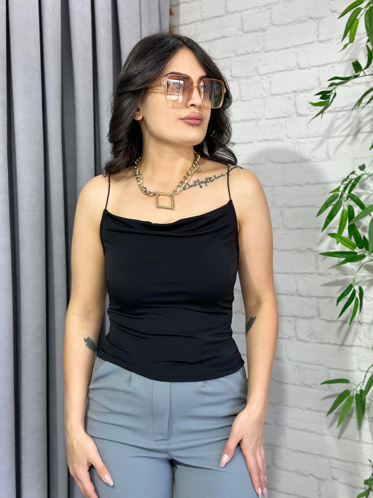 Siyah İp Askı Degaje Yaka Atlet 