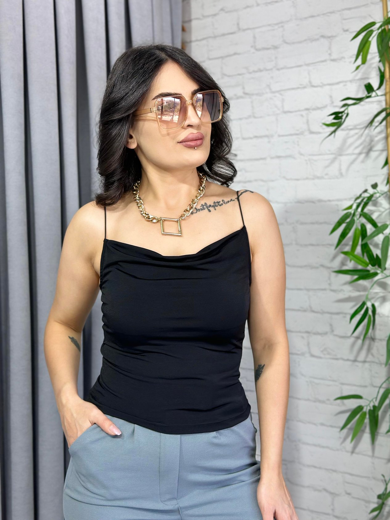 Siyah İp Askı Degaje Yaka Atlet 