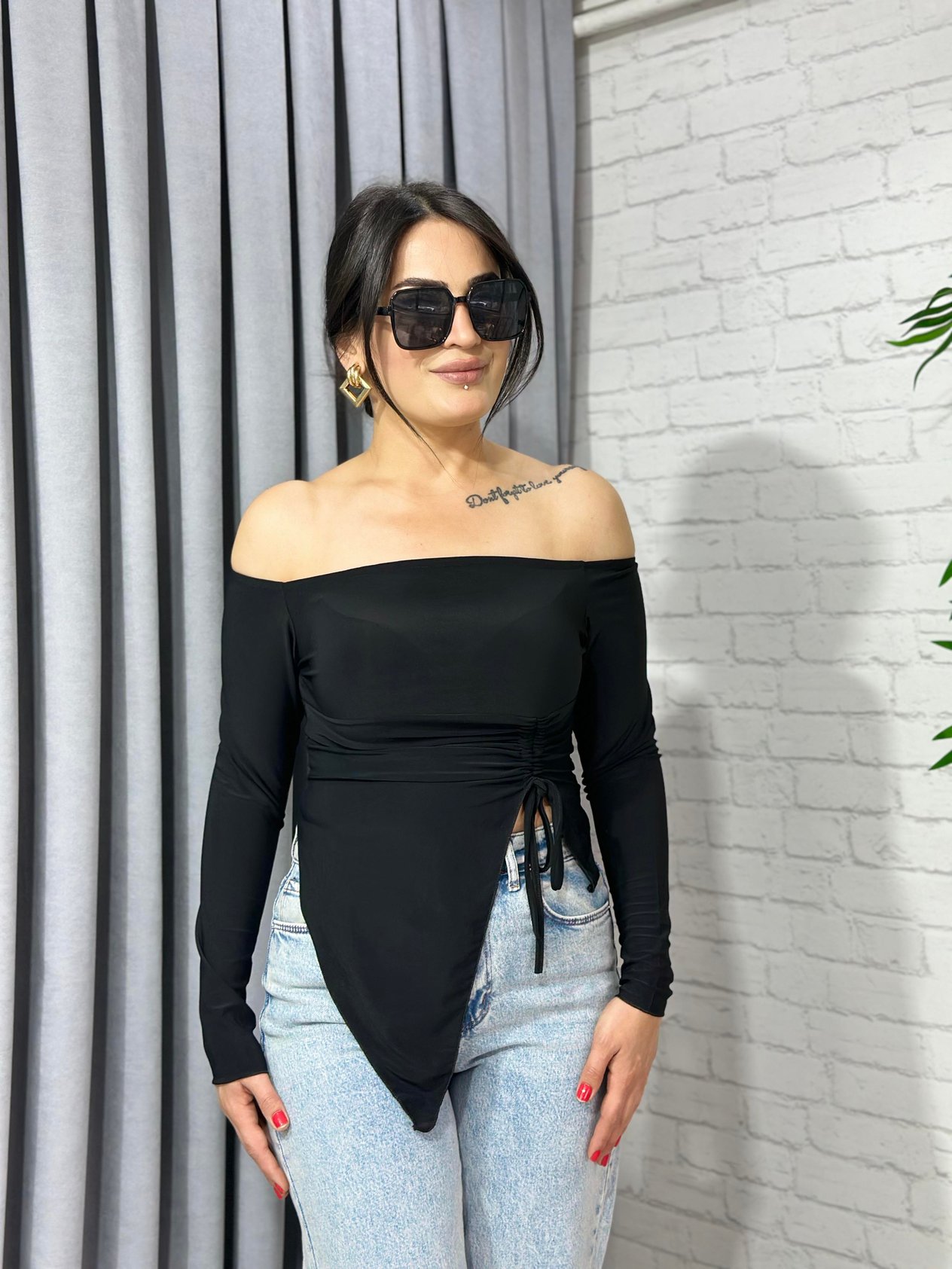 Siyah Sandy Kumaş Madonna Yaka Yandan Büzgülü Bluz 