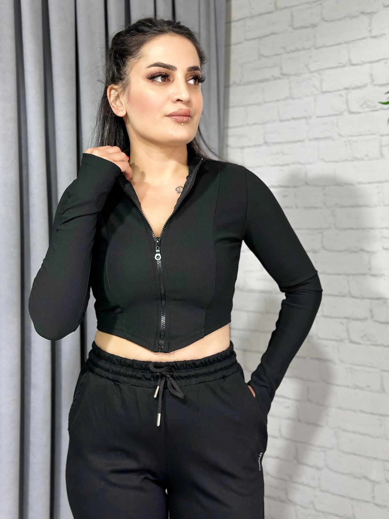 Siyah Uzun Kol Fermuarlı Parmak Geçme Dik Yaka Crop Bluz 
