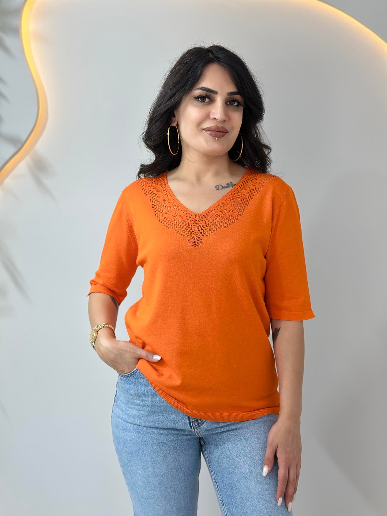 Turuncu V Yaka Dantel İşleme Yarım Kol Tshirt Bluz A081