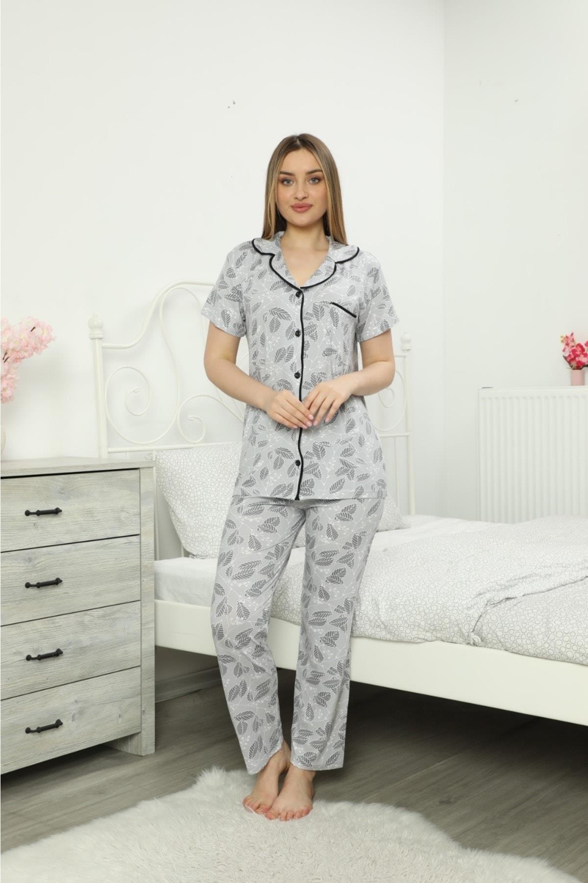 Gri Renginde Önden Düğmeli Yaprak Desenli Pijama Takımı
